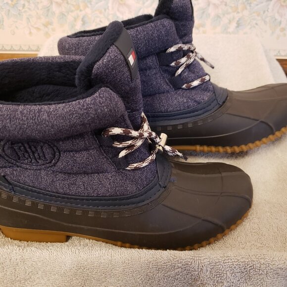 TOMMY HILFIGER WOMEN'S REHMA 8M DUCK BOOTS FAUX FUR LINING &" TH LOGO" - Picture 1 of 8